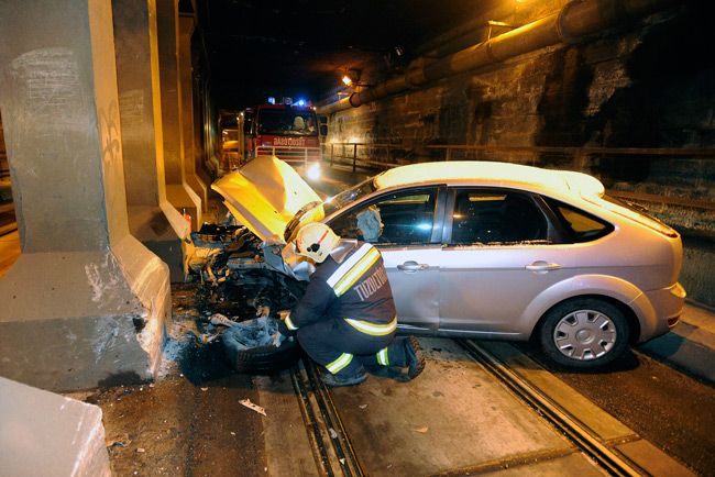 Oszlopnak csapódott egy autó Budapesten – fotók 6