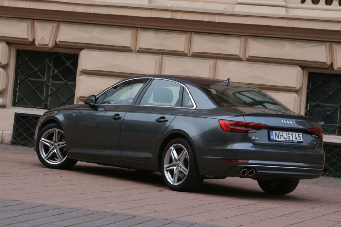 Érezni rajta a 190 lóerőt. 7,7 mp alatt gyorsul 100-ra,a végsebesség 237 kilométer/óra