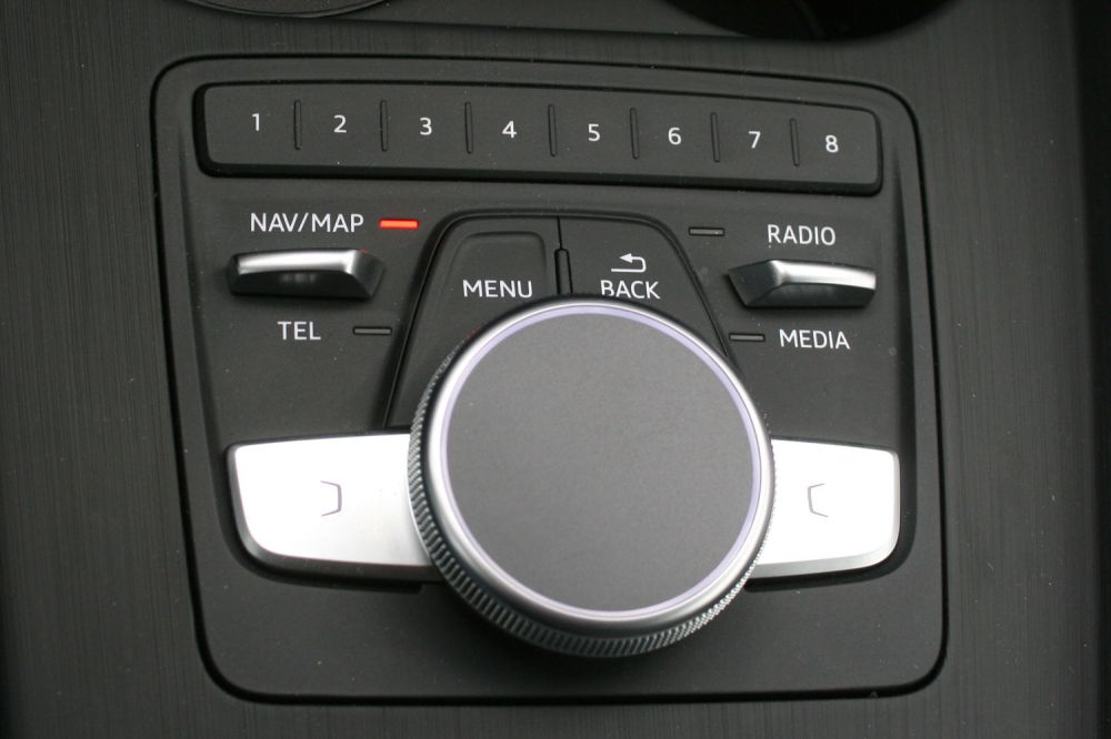 A felső gombokra különféle funkciókat programozhatunk, akárcsak a BMW-kben, például rádióállomást