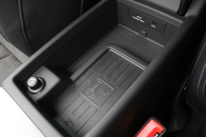 Teszt: Audi A4 2,0 TDI 190 6 Pendrive-val nem megyünk semmire, a hátsó USB csak tölteni tud, de van helyette három másik mód a zene adagolására. Az alsó felület indukciósan tölti az erre képes mobiltelefonokat