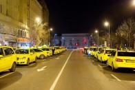 Péntek éjfélig folytatódik a taxisok tüntetése 8