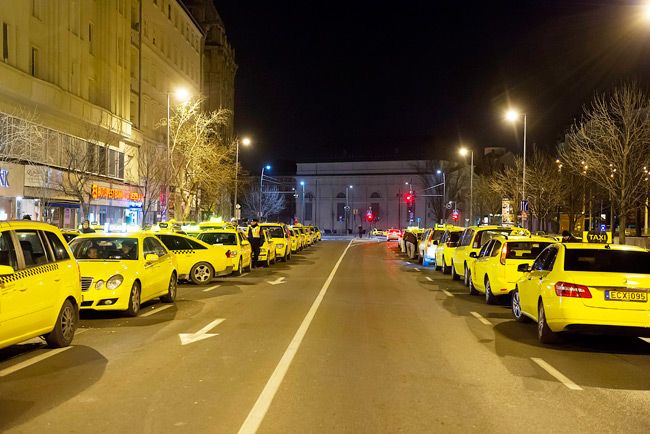 Péntek éjfélig folytatódik a taxisok tüntetése 4