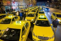 Budapest lebénításával tüntetnek a taxisok 9