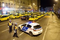 Péntek éjfélig folytatódik a taxisok tüntetése 10