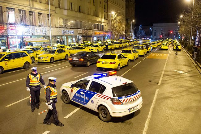 Budapest lebénításával tüntetnek a taxisok 6