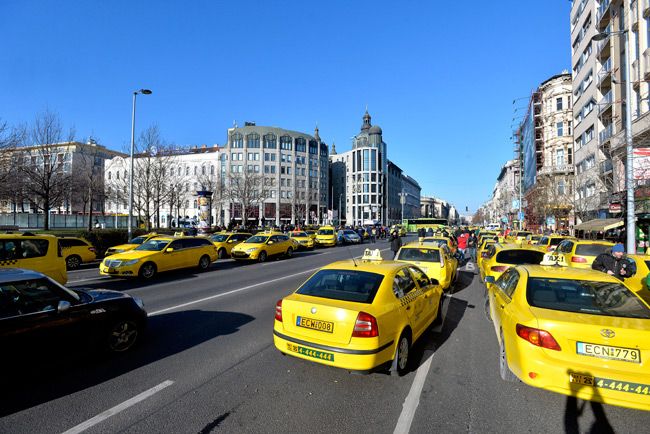 Tartós blokáddal fenyegetnek a pesti taxisok