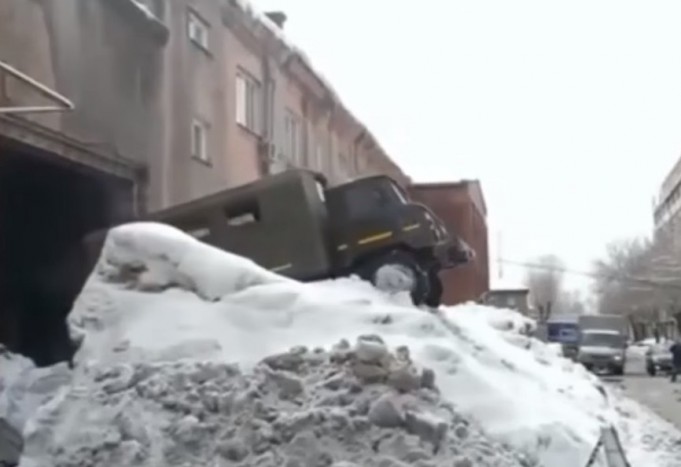 A GAZ-66 kiáll a garázsból, akkor is, ha 3 méter hó állja útját