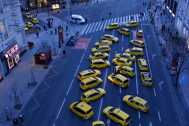 Szerdáig kitartanak a taxisok a belvárosban