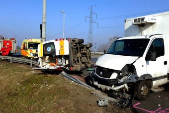 Fotókon a vajúdó nőt szállító mentő üllői balesete