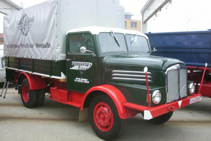 A W50 elődje, az S400, még a Horch-örökséget hordozó csőrös kabinnal