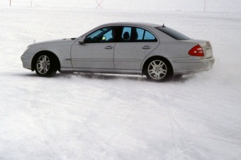 Jégen csúszkálni jó móka. És lehet ésszel is csinálni