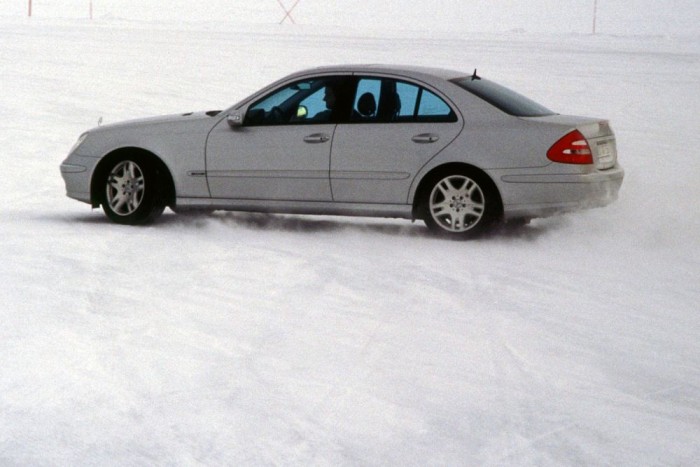 Jégen csúszkálni jó móka. És lehet ésszel is csinálni