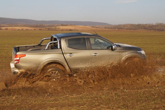 Teszt: Mitsubishi L200 Intense Plus, 181 LE – 2016 2 A határban, pocsolyákban, bakháton éppúgy elemében van az L200, mint a vidéki országutakon, sztrádán vagy a nagyvárosban
