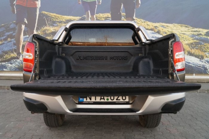 Teszt: Mitsubishi L200 Intense Plus, 181 LE – 2016 6 A műanyag platóbélés is feláras tétel, de kötelező megvenni, ha bármit is hurcolni akarunk a kocsival, mert a lemezt csak egy vékony fényezésréteg védi a sérülésektől