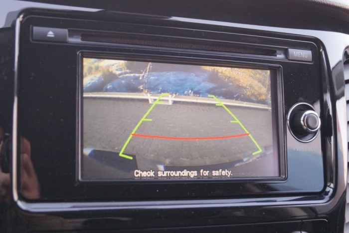 A tolatókamera praktikus egy ekkora kocsiban