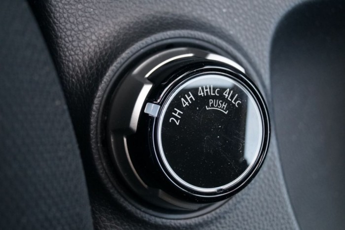 A 4x4 menet közben is kapcsolható, a felező-diffizár kapcsolásához meg kell állni