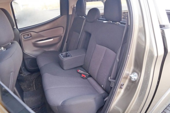 Hátul nagyon sok a hely, a rugózás pickupos viszonylatban a jobbak közül való