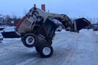 Apró munkagép mutatja, milyen az igazi jégvarázs