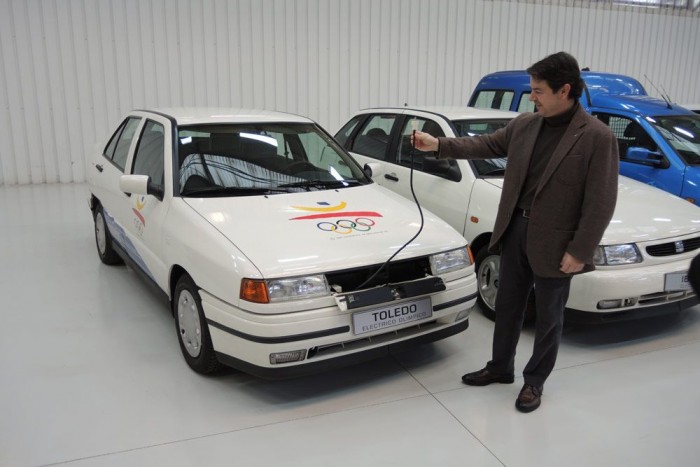 Zsiguli-hasonmást találtunk egy titkos raktárban 6 Isidro Lopez, a gyűjteményért felelős szakember mutatja a hagyományos villásdugót a Toledo orrában. A kocsi az 1992-es olimpiára készült és a maratoni távhoz illően 42 km-t tudott megtenni egy feltöltéssel