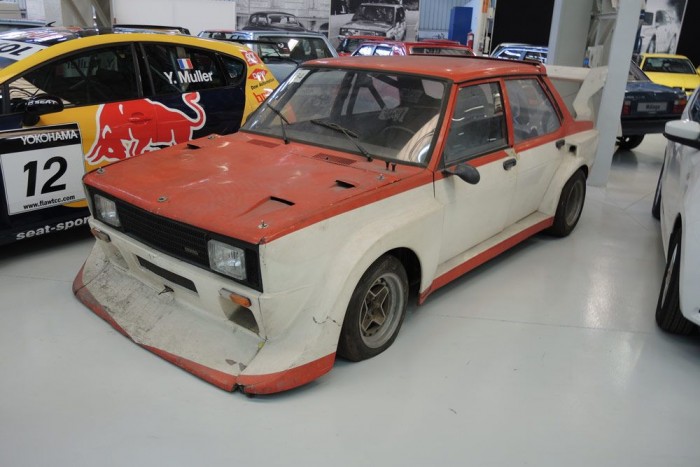 Az 1981-es spanyol túraautó-bajnokságban indult ez Seat 131. 2.0 literes motorja 230 lóerőt tudott