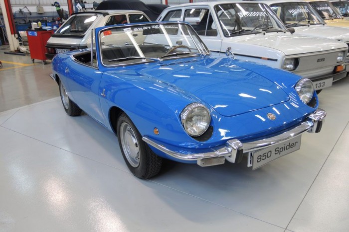 Zsiguli-hasonmást találtunk egy titkos raktárban 3 Csupán 730 kilót nyomott a 850-es alapjaira épült Spider. 903 köbcentis, 52 lóerős motorjával 150 km/órás sebességre is képes volt