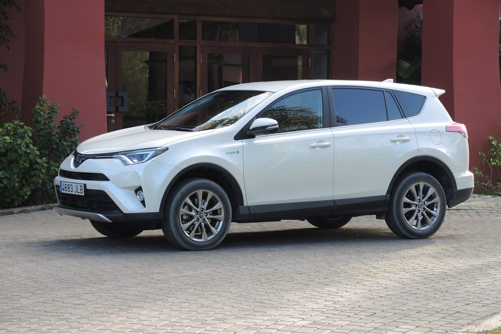 8,3 másodperc alatt gyorsul 100 km/órára és 180 km/óra a végsebessége a RAV4 Hybridenek