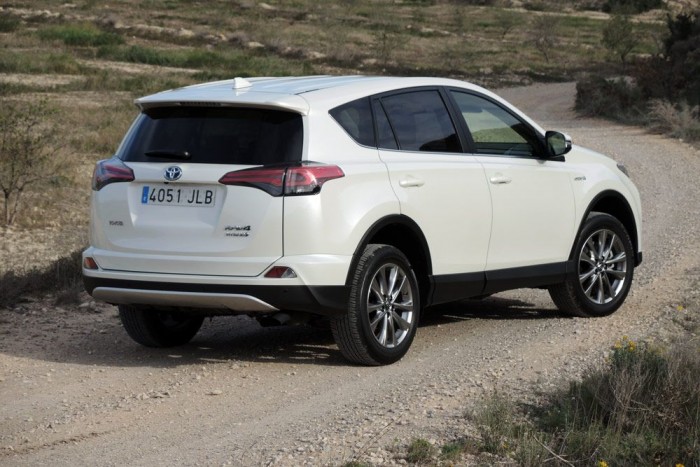 Vezettük: Toyota RAV4 Hybrid – 2016 6 | Vezess LED-esre cserélték a hátsó lámpákat a ráncfelvarrással