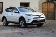 197 lóerős rendszerteljesítményével a Hybrid a legerősebb RAV4