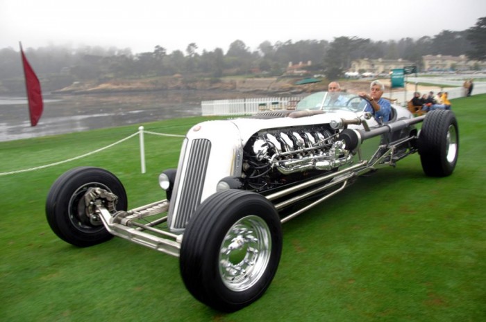 Top 10: Eszement gépek tankból, repülőből átemelt motorral 2 Blastolene Special - Jay Leno népes garázsának egyik különleges, egyedi darabja. Egy, a koreai időkből megmaradt M47 Patton harckocsi adta a szörnyszülött szívét. A kis híján 29.5 literes, V12-es, léghűtéses motor 900 lóerőt és 2168 Nm-t teljesít 2800-as, illetve 2400-as percenkénti fordulatszámon. Legalábbis eredetileg, mivel a legendás amerikai műsorvezető még nem volt megelégedve, főleg a fogyasztással.
Így a motor új befecskendező rendszert, és dupla turbót kapott, teljesítménye pedig 1600 lóerőre, és 4100 Nm nyomatékra növekedett.
Az eredeti 50 tonna körüli tömeg helyett csupán 4300 kilóval kell megbirkózni a motornak. Különlegesek a tank-autó abroncsai is, egy kerékfordulat alatt közel három és fél métert tesznek meg.