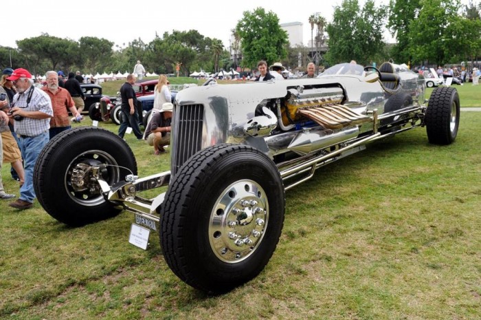 Top 10: Eszement gépek tankból, repülőből átemelt motorral 7 | Vezess Aero Packard Flyer "Dream Rod" - Mintha csak Jay Leno krómszörnyének ikertestvérét látnánk. A koncepció hasonló, de az adatok még durvábbak. A kompresszoros, 41 literes V12-es Packard motor 2000 lóerőt termel, és a II. világháború alatt még egy hajóban szolgált.