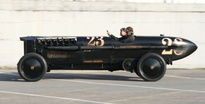 Top 10: Eszement gépek tankból, repülőből átemelt motorral 4 Brutus BMW V12 - Hermann Layher a sinsheim-i Közlekedési Múzeum igazgatója a tettes, akinek ezt a pokoli szörnyet köszönhetjük. A Heinkel He 9-esbe is beépített 47 literes, 12 hengeres BMW-motor 550-750 lóerőre képes, ami akkor is velőtrázó élmény lenne, ha nem egy virsligumikon billegő acélmonstrumot mozgatna.