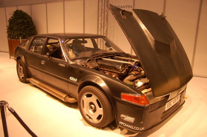 Top 10: Eszement gépek tankból, repülőből átemelt motorral 7 Rover SD1 Merlin - Az Egyesült Királyságban több példa is akad Merlin motoros autókra. Charlie Broomfield alkotása hasonló elvet követ, mint az űttörő Beast: Az 1981-es Rover SD1-es 27 ezer köbcentis, V12-es Rolls-Royce Merlin motort hord az orrában.
A 60 fokos hengerszögű blokk 650 lóereje mellé tetemes 2000 Newtonméteres nyomatékot termel.