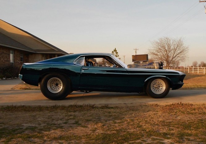 Top 10: Eszement gépek tankból, repülőből átemelt motorral 12 | Vezess A Jay Leno féle csillogó masztodonhoz képest ez a Mustang maga a visszafogott szerénység. Még a motor is házon belül érkezett, egy V8-as 18 literes Ford GAA képében, ami az M4 Sherman tankokat mozgatta a II. világháború alatt. Teljesítménye 525 lóerő a Wikipedia szerint.