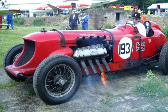 Top 10: Eszement gépek tankból, repülőből átemelt motorral 13 | Vezess David Llewellyn 1968-ban építette ezt az angol találkozókon rendszeresen tüzet köpő, és gumit pusztító klasszikus erőgépet. A karosszéria egy 1929-es Bentley alapjain született ujjá, motorja pedig W12-es 24 literes Napier Sea Lion hajózásban használt blokk.