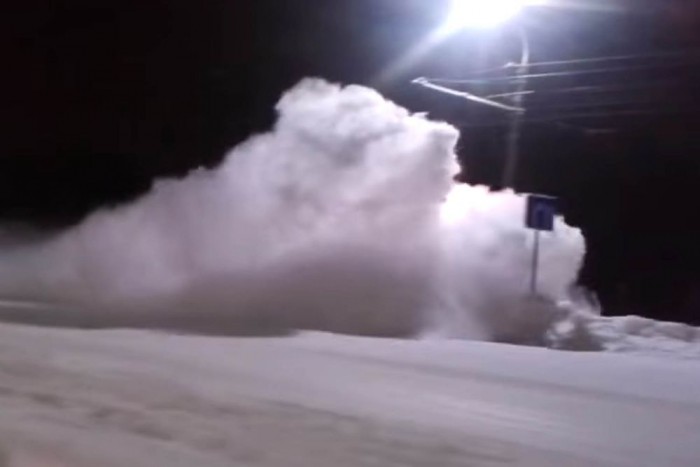 Ez a tél videója! – Hófaló lidérc lett a villamosból