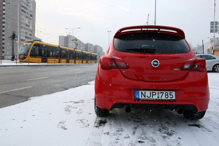 A Corsában ülés- és kormányfűtés is van. Nekem jobb volt, mint a villamoson utazóknak. 