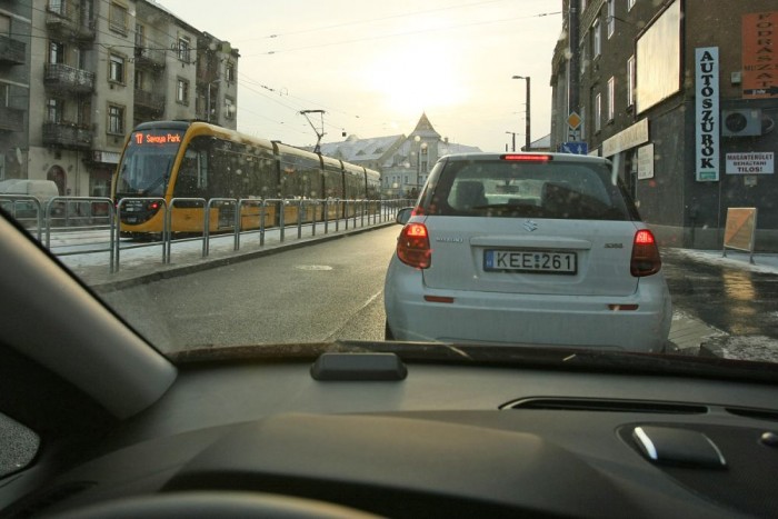 De csak a Bécsi út, nagyszombat utca elágazásáig volt emg az előny, itt a villamos beelőzött