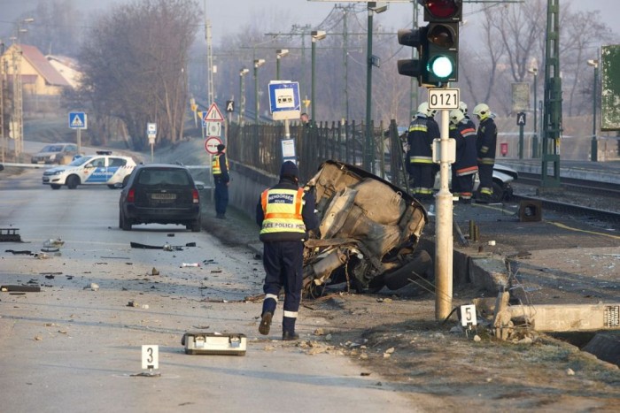 Fotókon a Budakalászon kettészakadt autó 6 | Vezess Fotókon a Budakalászon kettészakadt autó 6