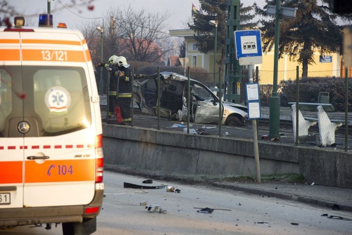 Fotókon a Budakalászon kettészakadt autó 7 | Vezess Fotókon a Budakalászon kettészakadt autó 7