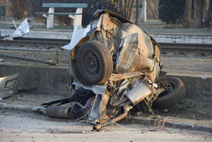 Fotókon a Budakalászon kettészakadt autó 8 | Vezess Fotókon a Budakalászon kettészakadt autó 8