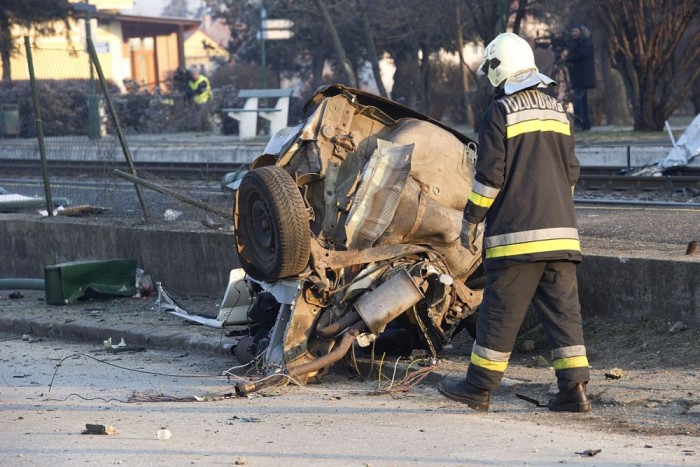 Fotókon a Budakalászon kettészakadt autó 9 | Vezess Fotókon a Budakalászon kettészakadt autó 9