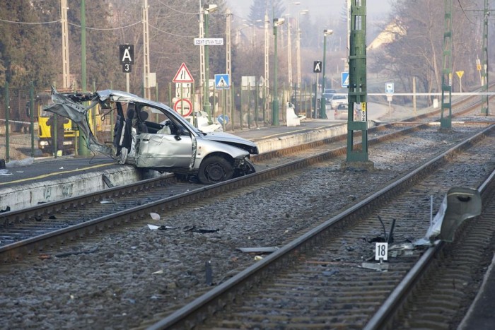 Fotókon a Budakalászon kettészakadt autó 10 | Vezess Fotókon a Budakalászon kettészakadt autó 10