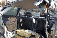 Fotókon a Budakalászon kettészakadt autó 18