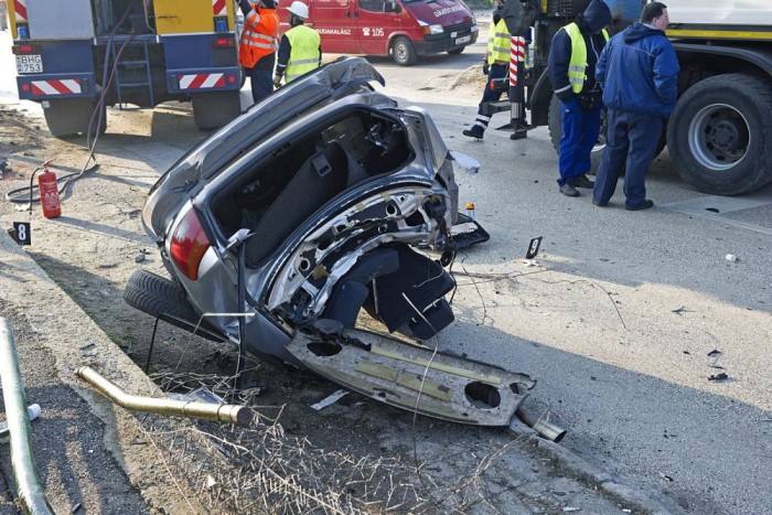 Fotókon a Budakalászon kettészakadt autó 12 | Vezess Fotókon a Budakalászon kettészakadt autó 12