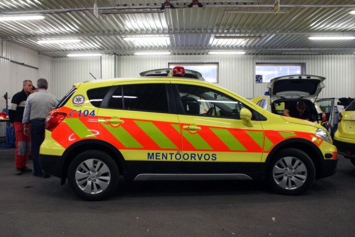 Sok mentőautón, ún. esetkocsin nincs orvos, az ellátást megfelelően képzett mentőszakápoló biztosítja a mentőgépkocsi-vezető támogatásával. A Suzukikkal mindig mentőorvos érkezik