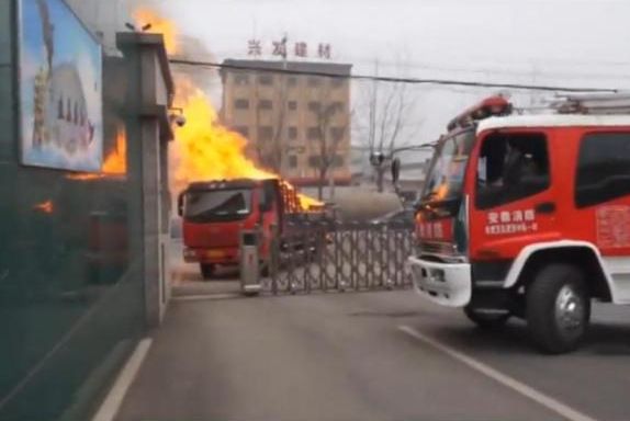 Új divat Kínában: égő kamionokkal közlekednek 1