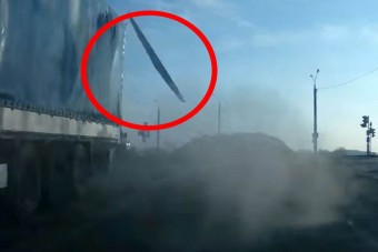 Veled is megtörténhet: Hatalmas jégtömb zuhant az autóra