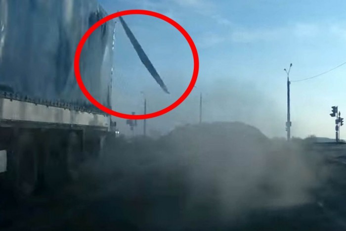 Veled is megtörténhet: Hatalmas jégtömb zuhant az autóra