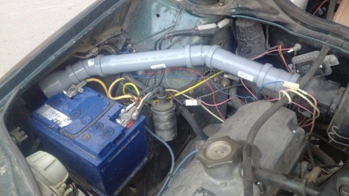 Apjuk! Tiszta víz a fürdő, ömlik a kád alól, hát mit csináltál, te nem normális!