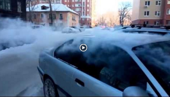 Rejtélyes videó a cudar télben gőzt okádó BMW-ről
